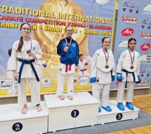 TEKMOVALCI KARATE KLUBA TRBOVLJE DO 11 MEDALJ NA TURNIRJU »KRANJ OPEN 2026«