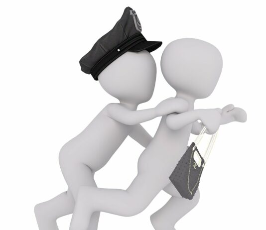 Trbovlje: Iz rok ji je strgal torbico in pobegnil