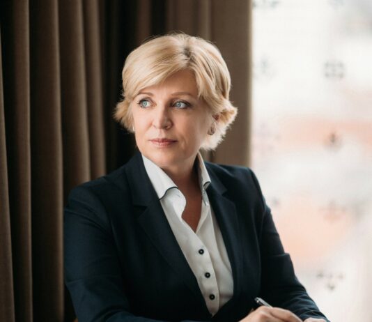 O peticiji o ohranjanju spomina na žrtve povojnega komunističnega obdobja v Sloveniji bosta v Bruslju razpravljala Tomčeva in Ferenc