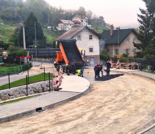 Trbovlje: Danes pričeli z asfaltiranjem ceste proti pokopališču
