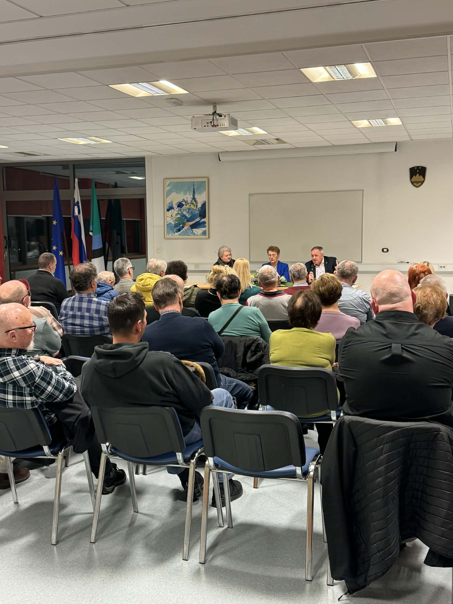 “Gospodarstvu je potrebno zagotoviti stabilno in predvidljivo okolje, na področju zdravstva pa državljani potrebujemo zdravstvene storitve brez nedopustnih čakalnih dob!”