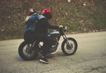 Litija: V nesreči poškodovana motorista