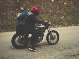 Litija: V nesreči poškodovana motorista