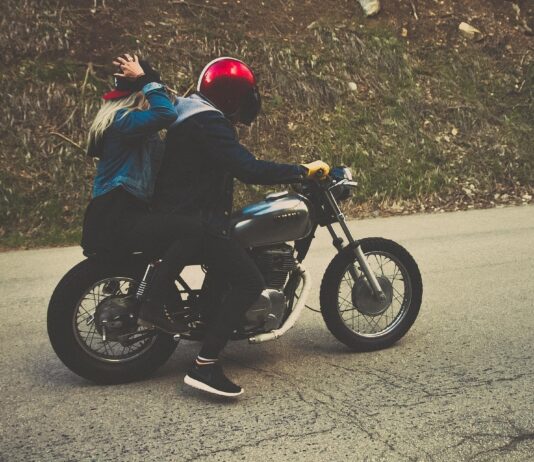 Litija: V nesreči poškodovana motorista