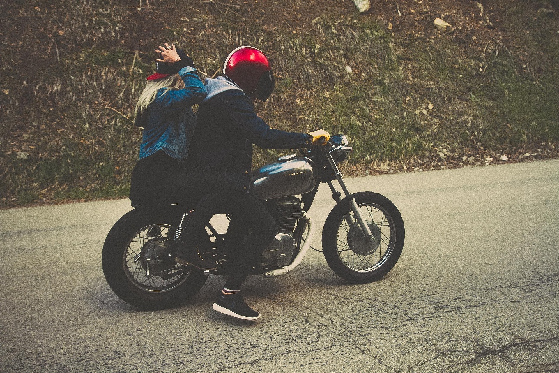 Litija: V nesreči poškodovana motorista